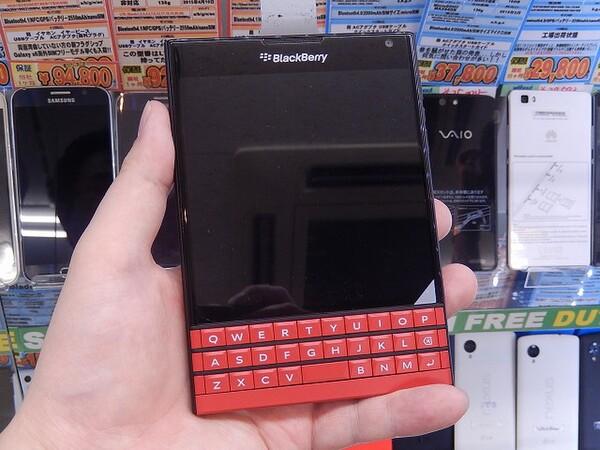 ASCII.jp 高貴なレッドモデル登場！　パスポートサイズの「BlackBerry Passport」