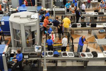 米空港で手荷物検査強化、「携帯電話より大きい電子機器」は別検査義務づけ