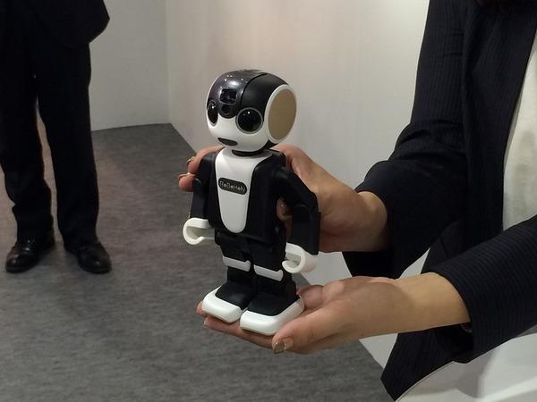 ASCII.jp シャープがロボット型電話（!?）「RoBoHoN」を2016年に発売：CEATEC 2015 