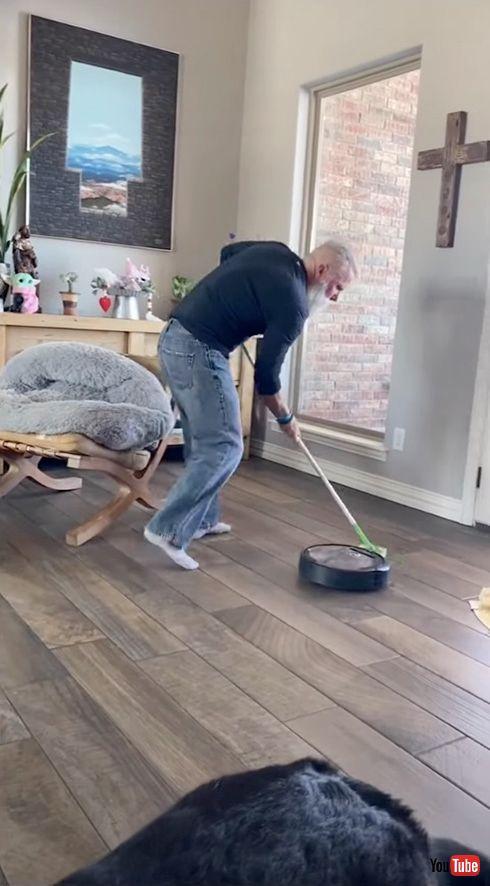 自宅でカーリング気分を満喫するおじいちゃんが楽しそう　ルンバの進行方向を全力で床磨き