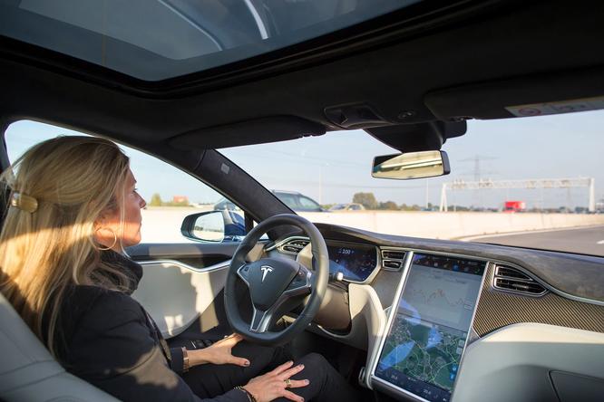 Why Do Tesla Fans Say They Don’t Experience Drowsiness & Distraction On Autopilot? 