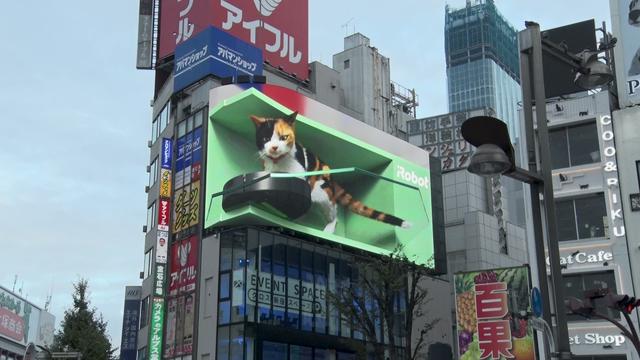 新宿駅・巨大猫の抜け毛を“ルンバ”が掃除。11月2日から新映像 