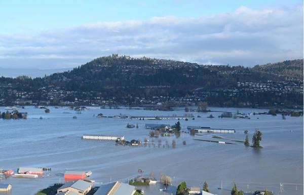 B.C. Floods: Eleven more people rescued overnight in Abbotsford, as 40 residents refuse to leave 