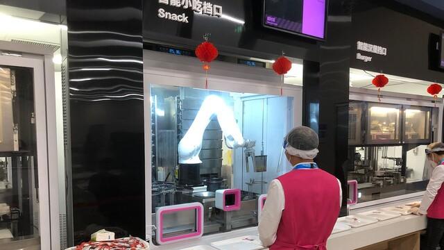  炒飯にハンバーガー…北京五輪話題の「ロボット飯」実食レビュー！