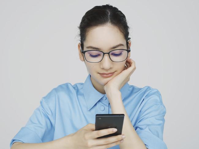 スマートフォンなど「近くを見る」時の「目のピント調節筋」の負担を軽減！「Zoff スマホアシストレンズ」新登場 企業リリース | 日刊工業新聞 電子版