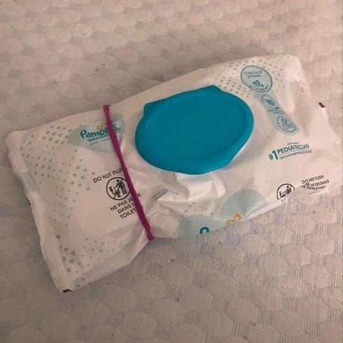 "Life hack that can take one of the wipes one by one" just puts one hair elastic on one side of the topic container!