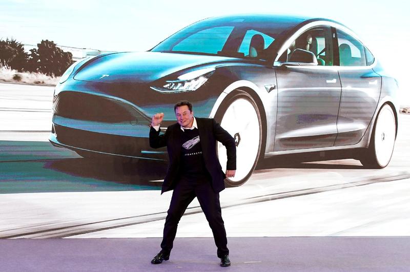 Dancing Elon Musk hands drivers first Teslas from Germany’s new gigafactory Most Read
