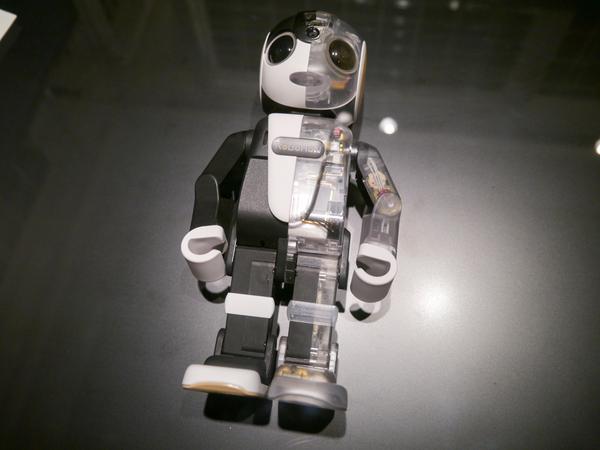 ASCII.jp ロボ型電話「RoBoHoN」に触れる! 東急プラザ銀座に期間限定で展示