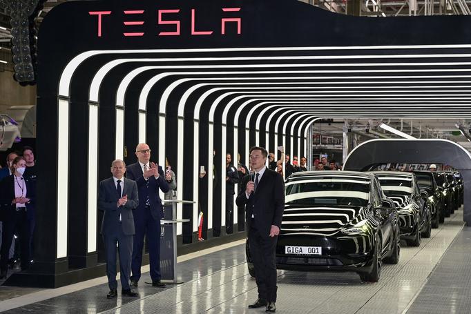 Tesla's Giga Berlin officially opens, Musk personally delivers first cars 