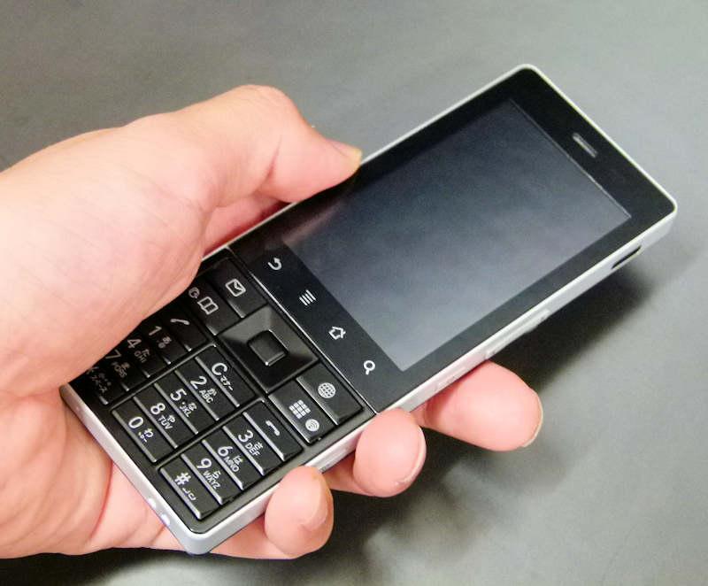 ダイヤルキー搭載、ストレート型のAndroid端末――「S42HW」 