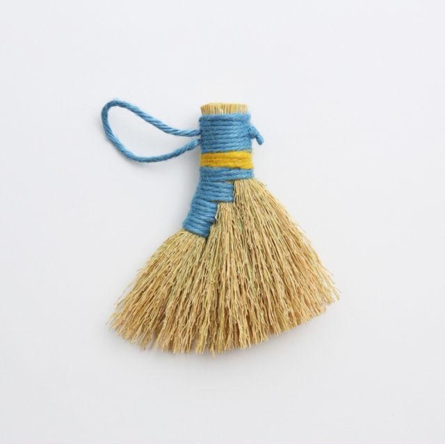 When you want to clean quickly, a broom is better than a roller!