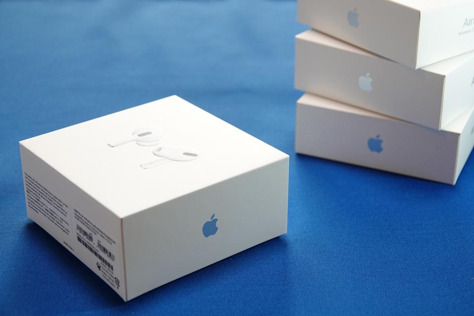 アップルの新型完全ワイヤレスイヤホン「AirPods Pro」を開封レビュー！ 従来のAirPodsと比べながらデザインやサイズ感などを解説【レポート】 - S-MAX 