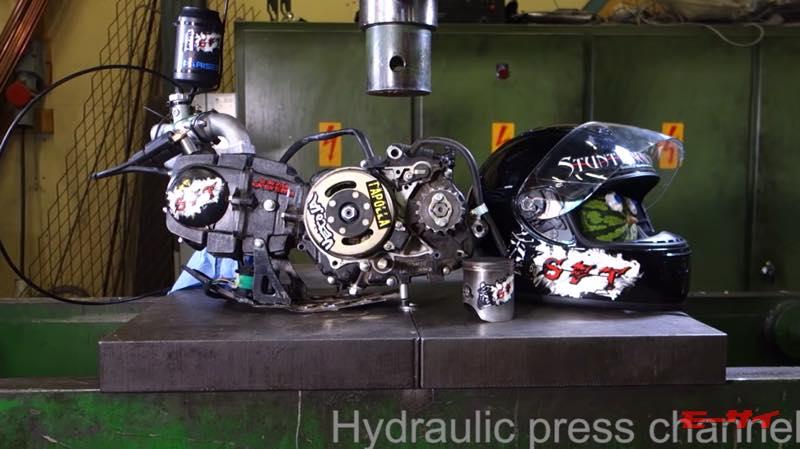  フィンランドの「何でも潰す」動画がスゴい!! バイクのエンジンやピストンを150tの油圧プレスにかけるとどうなるのか 