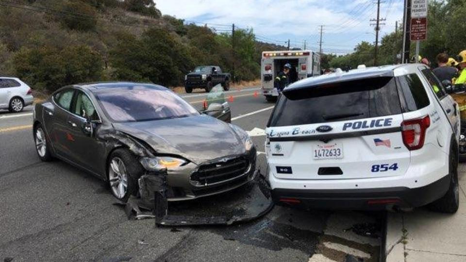 Tesla in Autopilot mode crashes into parked police car 