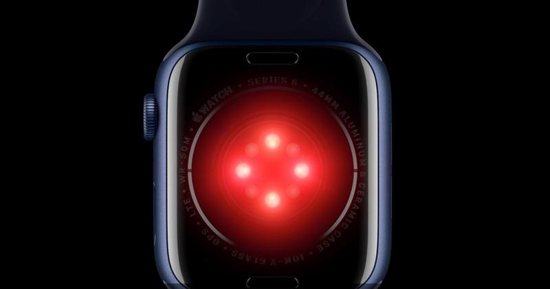 Red Light, Green Light? Here’s What Those Lights on Your Apple Watch Do 