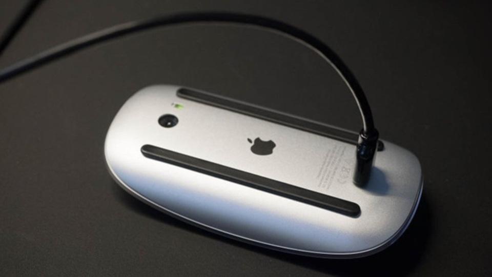 ちょっと不便なアップルのMagic Mouse、次世代モデルでは充電方式が変わる？