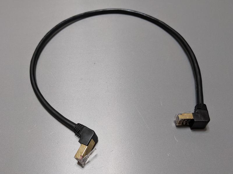 ルーターやハブにつないだLANケーブルを無理なく手前に引き出せる「L字型LANケーブル」