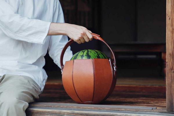 「スイカ専用バッグ」まさかの商品化　高級牛革製で11万円　土屋鞄「本気の遊び心を形にした」