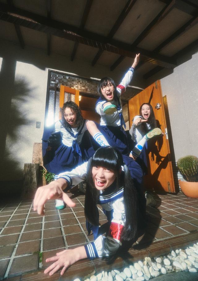 ［INTERVIEW］新しい学校のリーダーズ
青春日本代表! セーラー服4人組が情熱の限りを注いだ新作『SNACKTIME』
