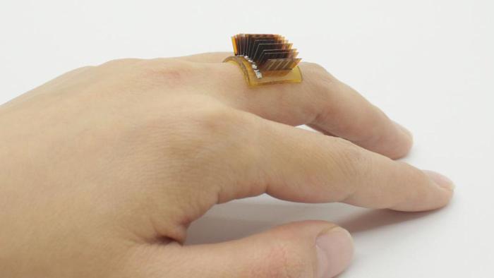 Wristband that turns body heat into electricity can power an LED 