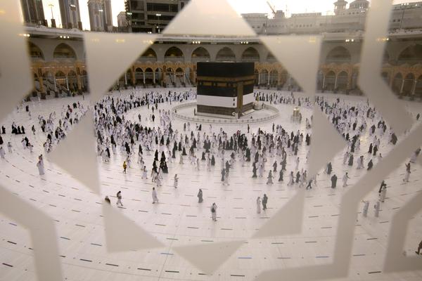 A different hajj in Mecca: Disinfectant-spraying robots, social distancing and smart bracelets with pilgrims’ vaccine data 