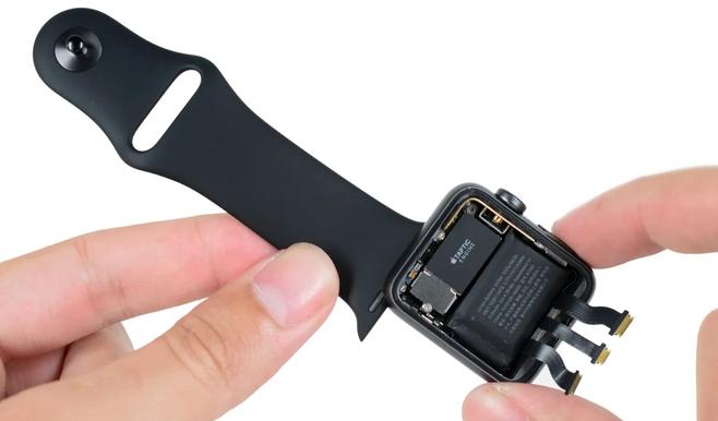 Lawsuit Claims Swollen Apple Watch Batteries Can Lead to 'Substantial Personal Injury' 