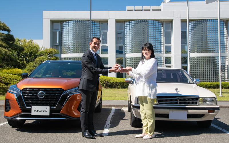 女優の伊藤かずえさんが新車の白い日産「ノート」購入を報告 