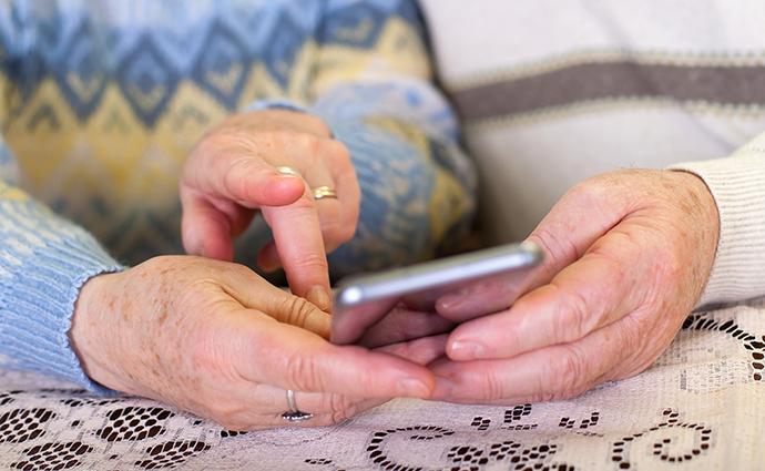 Survey: Despite the Benefits, Seniors Aren't Using mHealth Apps 