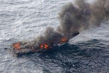 4,000 Porsche, Bentley, Lamborghini, etc. becomes algae debris in the sea.Cargo ship catches fire and sinks
