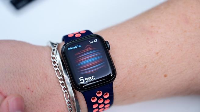 Apple Watch may get thermometer, blood-pressure measure in future versions, report says
