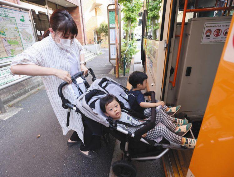 You can get on the twin stroller and the metropolitan bus without folding up.