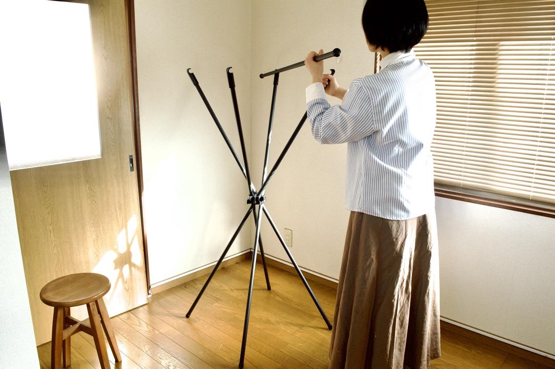 To dry indoors! Camera tripod... Instead, a clothesline that makes you feel zero sense of life when folded.</p><p>Next, hold the center of the support and bundle it up.</p><p>Pull up the top part of the part in the middle.</p><p>Then, the pillars were neatly organized.</p><p>Similarly, if you fit the rod into the part in the center of the support, it will be about 10cm wide and 152cm high!</p><p>At first glance it looks like a camera tripod and no one would think it's a clothesline.</p><p>I was impressed by this lifelessness and compactness.</p><h2 id=