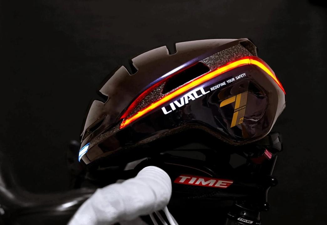 Expression with LED light.Pre -sale of smart helmets that can reduce the risk of accidents is about to end