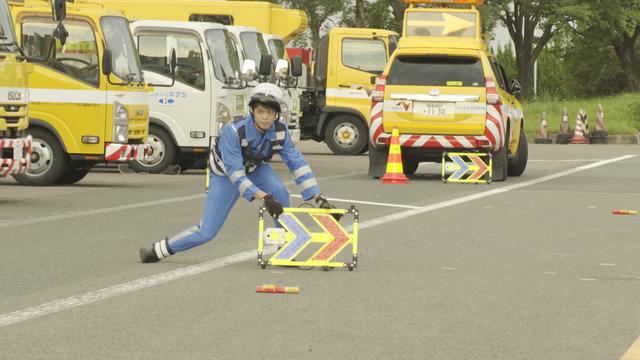 道路上の落下物の回収、故障車両の誘導…24時間体制で高速道路の安全を守る「ハイウェイ・パトロール隊」に密着！8/23（日）BACKSTAGE（バックステージ） 企業リリース | 日刊工業新聞 電子版 