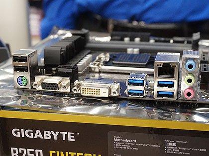 12基もPCIeスロットを備えたマザー「GA-B250-FinTech」が発売、GIGABYTE製 