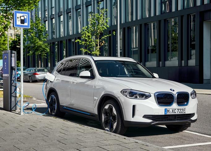 【写真蔵】バッテリー電気自動車「iX3」が加わって、BMW X3シリーズのパワートレーンはフルラインナップに