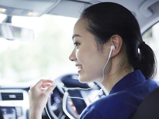 運転中にイヤホンを付けると違反になる？両耳・片耳でも違いがあるのか  中古車や新車情報、業界ニュースなど最新情報はグーネットマガジンで！