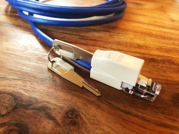 LAN端子にガッチリ鍵をかけて不正利用を防ぐカンタンな方法