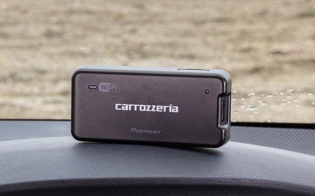 マイカーでもレンタカーでも載せ替えOK。パイオニア カロッツェリアの車載専用Wi-Fi「DCT-WR100D」