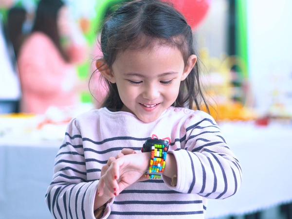A smart watch for children who can play with blocks in the 20,000 yen range for 3 years.