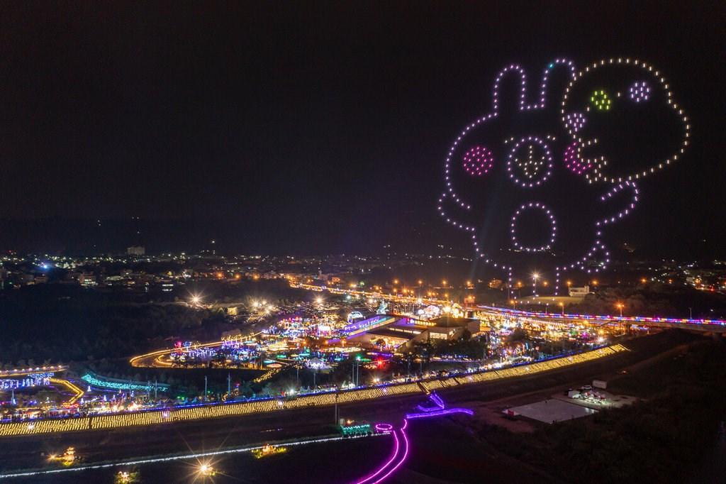 夜空に「ピスケ&うさぎ」 台湾・南投でドローンのショー