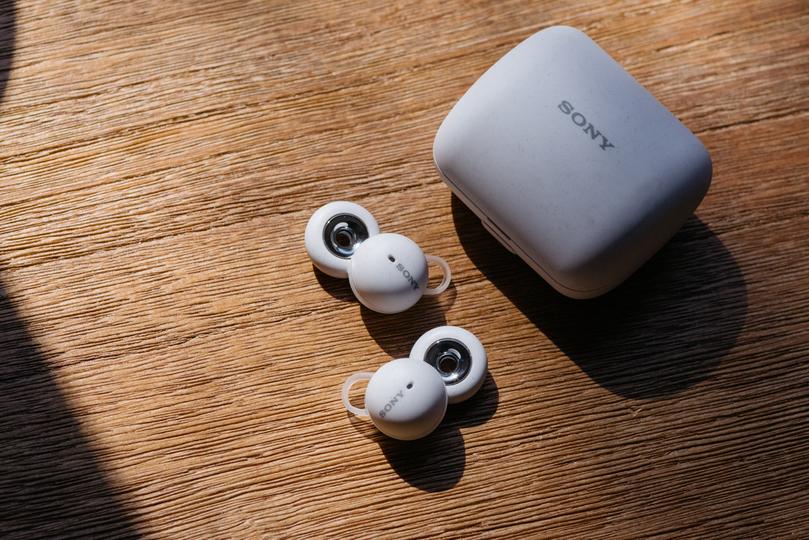 A sub-earphone-like experience derived from earphones. LinkBuds are ear plug-ins