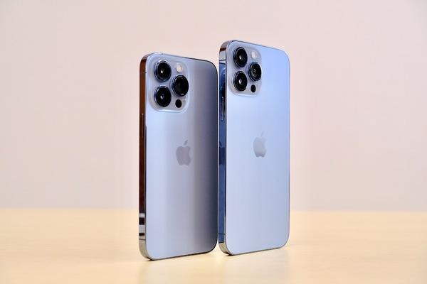 
 iPhone 13シリーズの新色「スターライト」「シエラブルー」実物の印象はどう？（松村太郎）