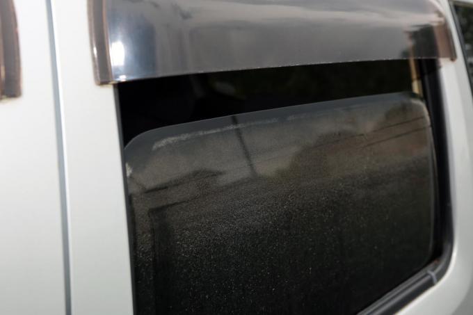What is the identity of white dirt that does not fall even if you wipe it?Causes and measures of "scales" generated in car glass (August 16, 2019) --Excite News