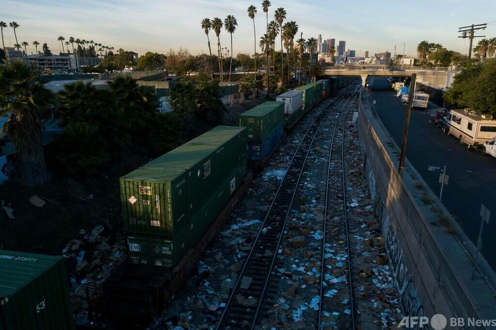 鉄道貨物の盗難多発、中身抜かれた箱散乱 米LA