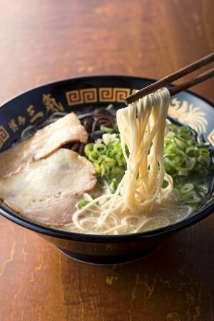 新次元のチルド麺誕生！とんこつラーメン専門店博多三氣（はかたさんき）から、レンジで簡単お店の味。 企業リリース  