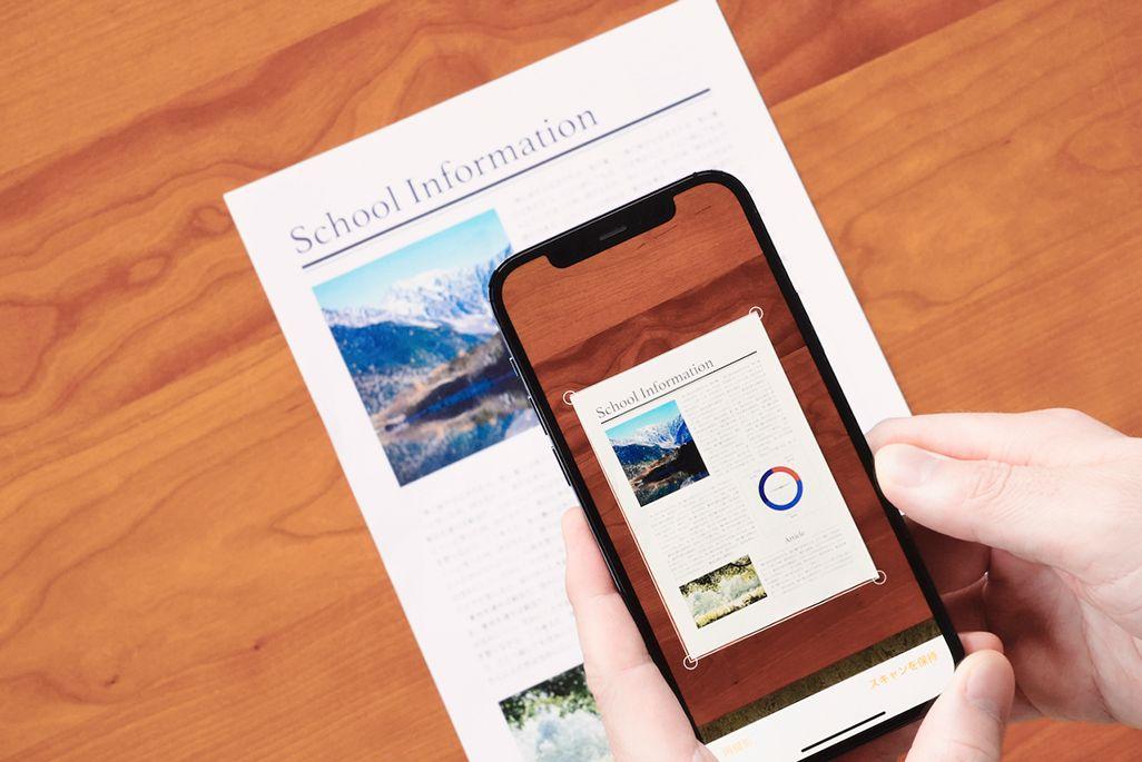 スマホで書類や画像をスキャンするには？アプリごとのやり方やきれいに取り込む方法