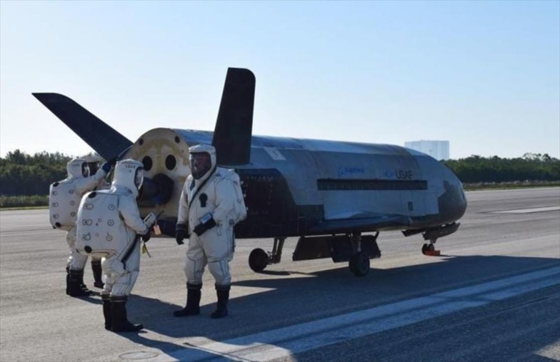 最高機密の米空軍宇宙機｢X-37B｣2年の周回を終えソニックブームを撒き散らしながら帰還