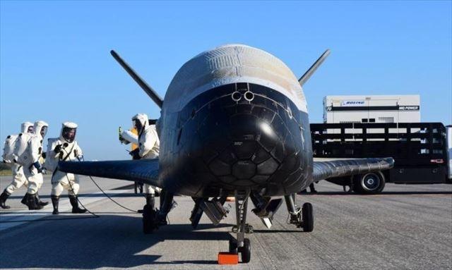 最高機密の米空軍宇宙機｢X-37B｣2年の周回を終えソニックブームを撒き散らしながら帰還 