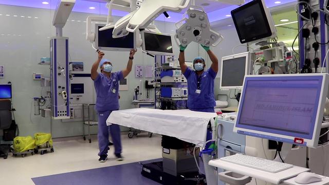 He started using his hands. The success of the first simultaneous triple operation to plant a face and hands on an American youth who was involved in an accident.